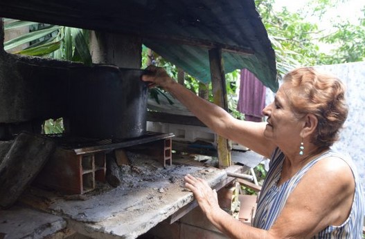 Cocinar con leña en Caraballeda pone en riesgo a sus habitantes