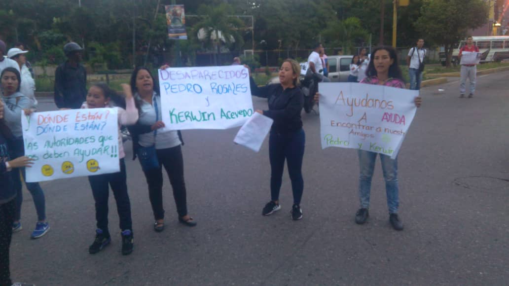 Habitantes de La Vega protestan en la redoma de La India por la desaparición de dos ciudadanos