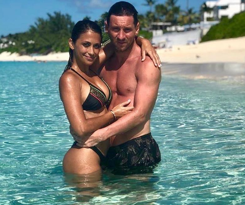 El Messi más travieso nos echa coco acariciándole la colita a su esposita sabrosita (UFFF)