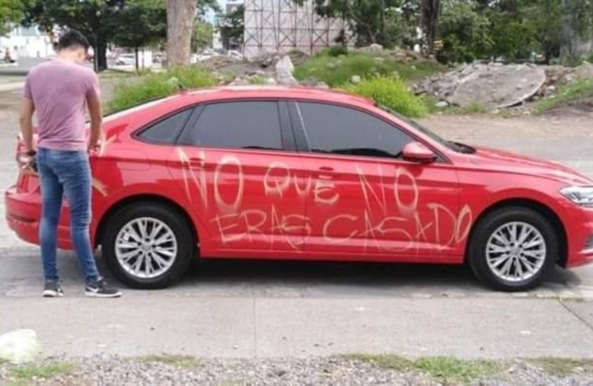 “¡No que no eras casado!”: La bochornosa raya que le dejaron en el carro a un desentendido (Fotos)