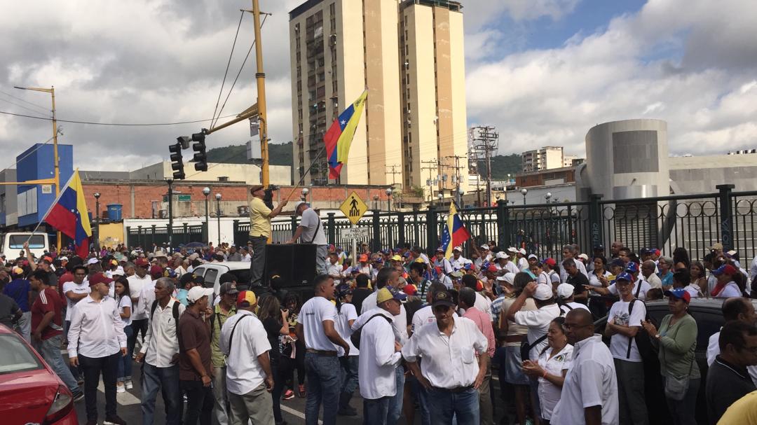 Comienza concentración en Valencia a la espera de Juan Guaidó #24Agos