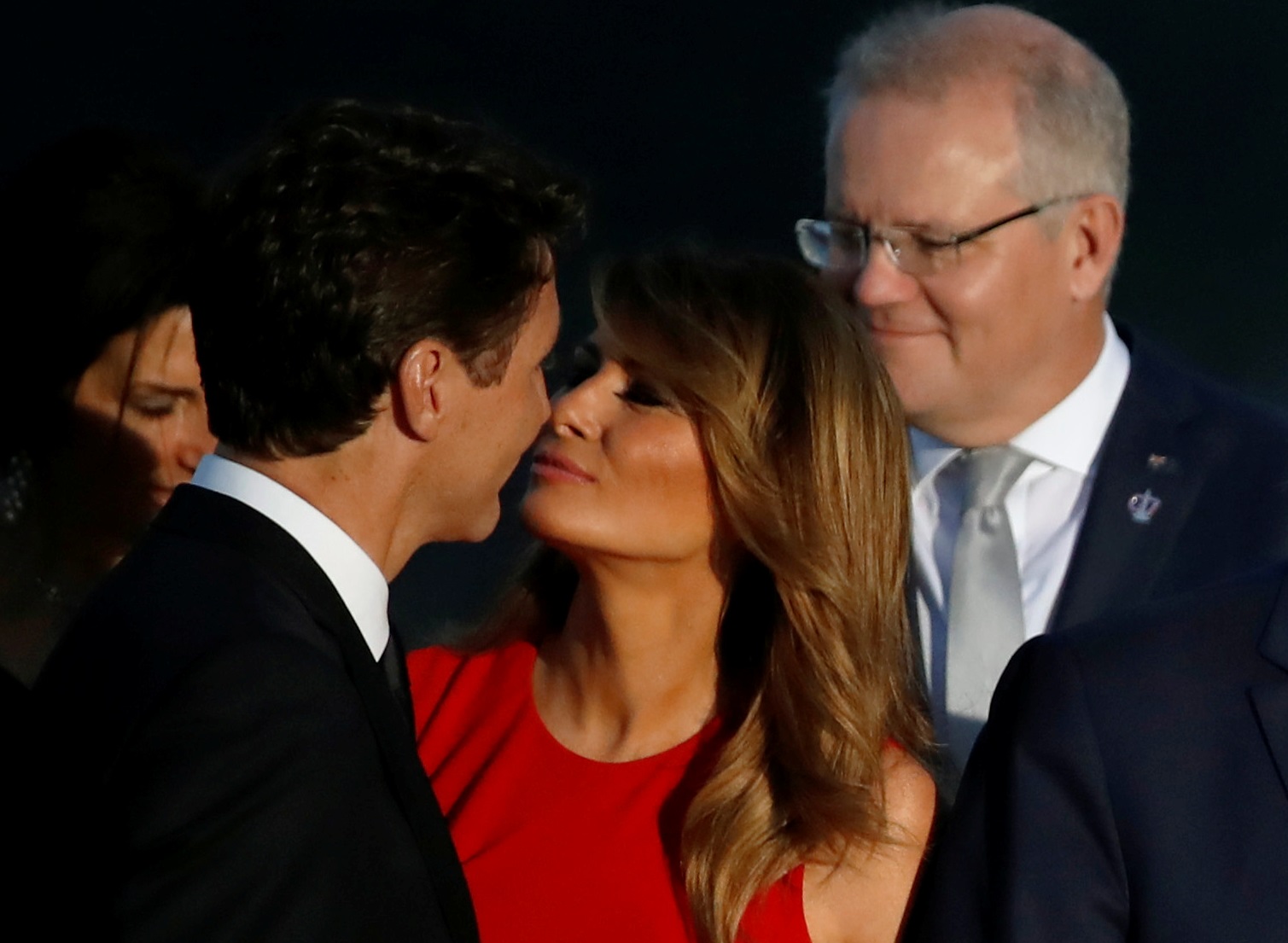 Melania le estampó un BESO al presidente equivocado (Fotos+ Trump enojado)