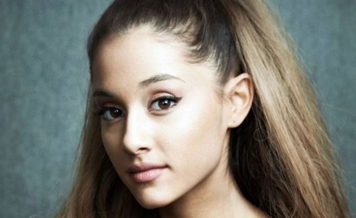 ¡Perdió el glamour! Ariana Grande se puso crocs y medias, un “insulto para la moda” (FOTO)