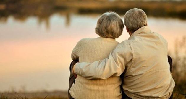 ¡Amor verdadero! Permaneció de pie en un vuelo para que su esposa durmiera en ambos asientos (Foto)