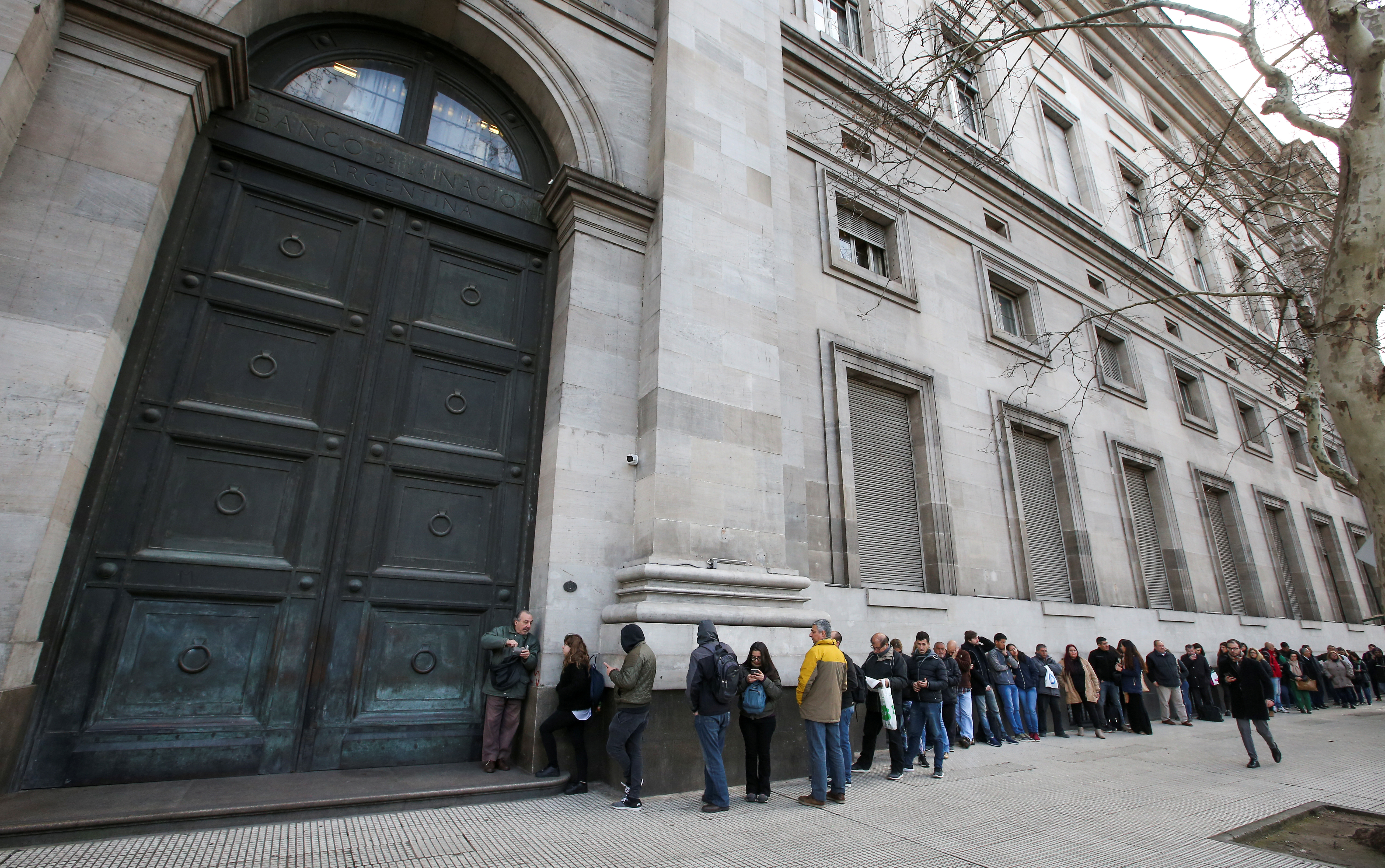 La desconfianza apura la retirada de dólares de los bancos en Argentina