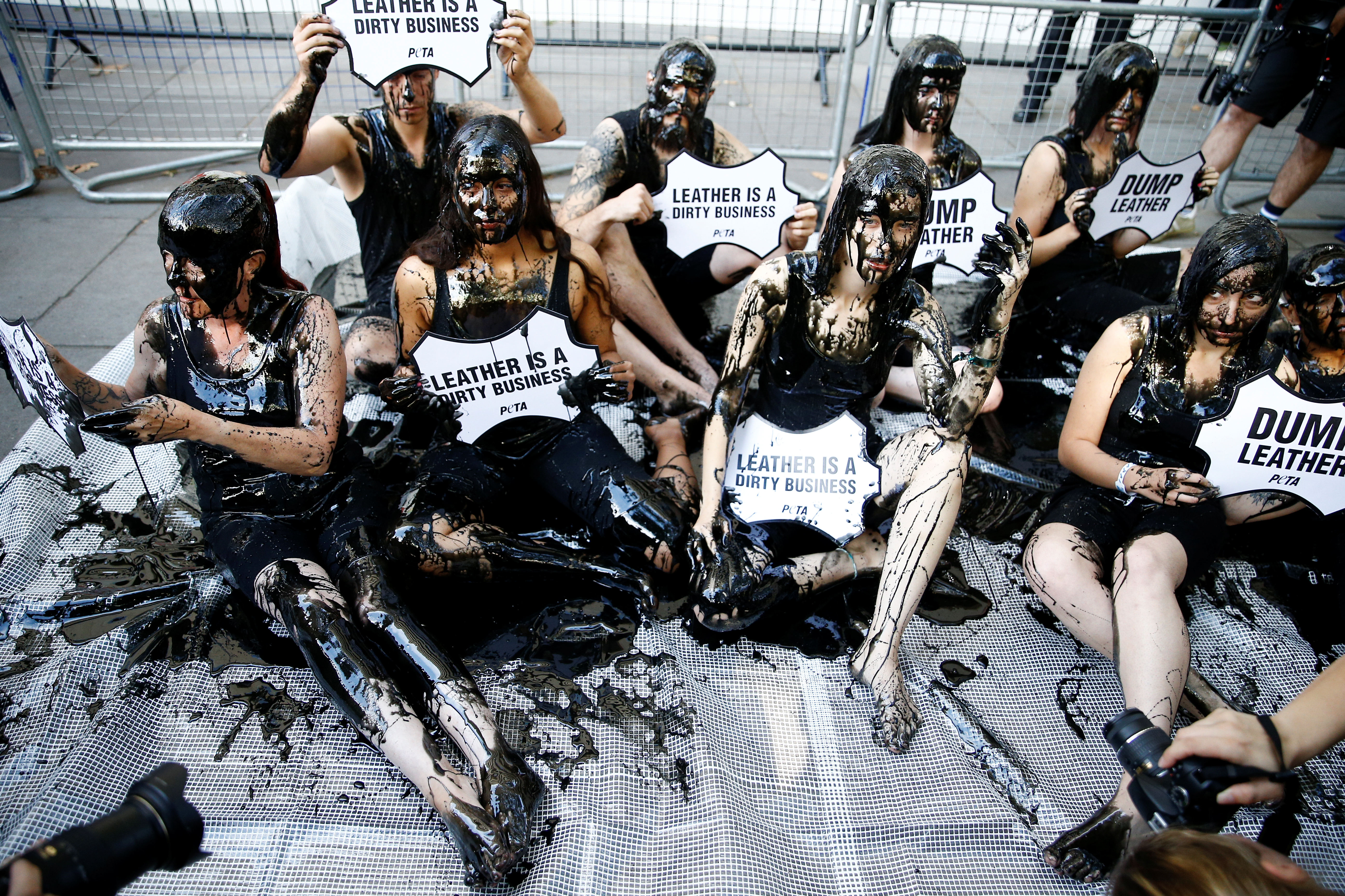 Con pegamento y sangre falsa, los manifestantes por el clima atacan la Semana de la Moda de Londres