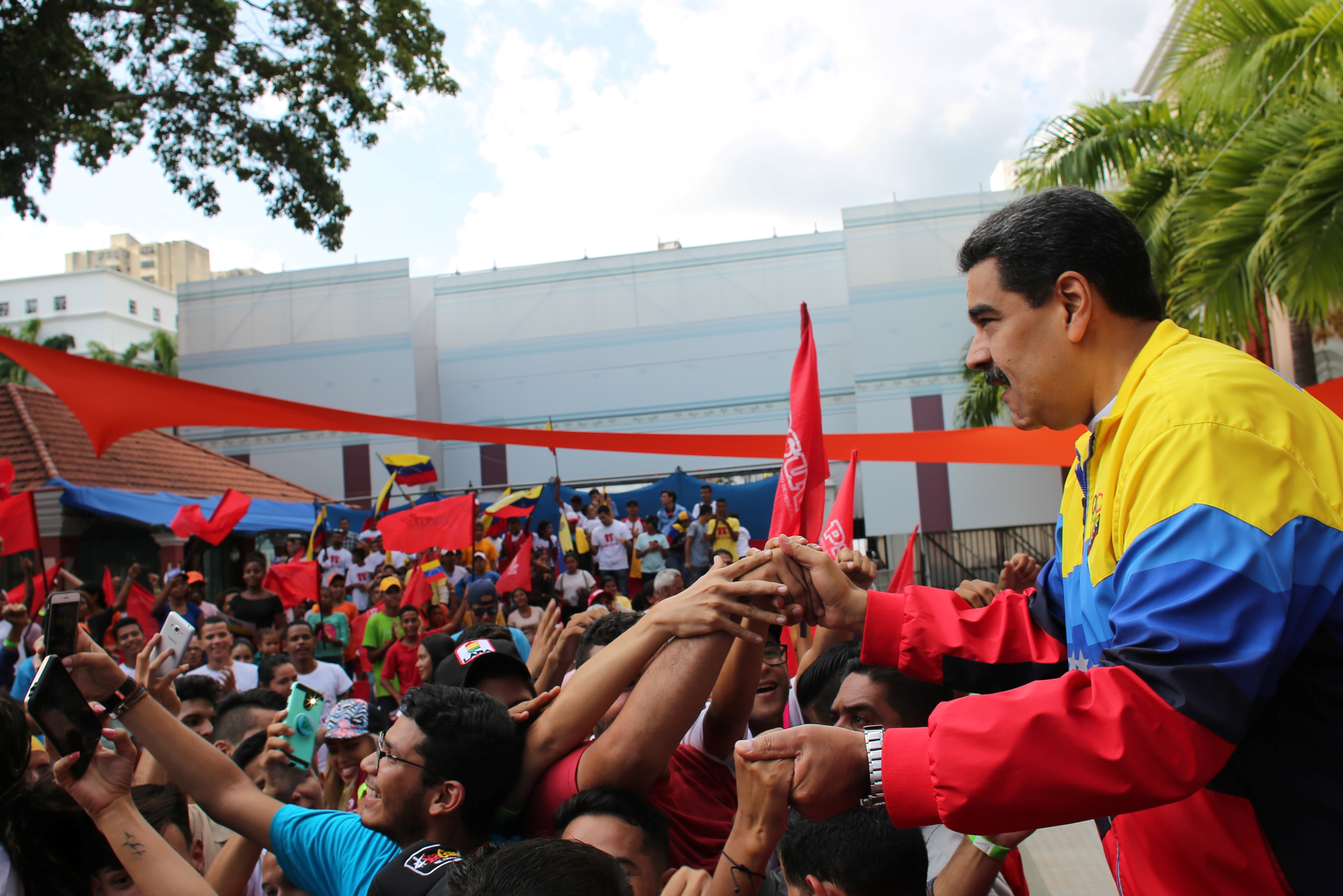 Maduro intenta organizar una fuerza militar irregular por temor a un giro del Ejército