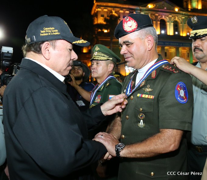 ¡Ah, bueno! El reconocimiento que el dictador Daniel Ortega entregó a Padrino López (FOTO)