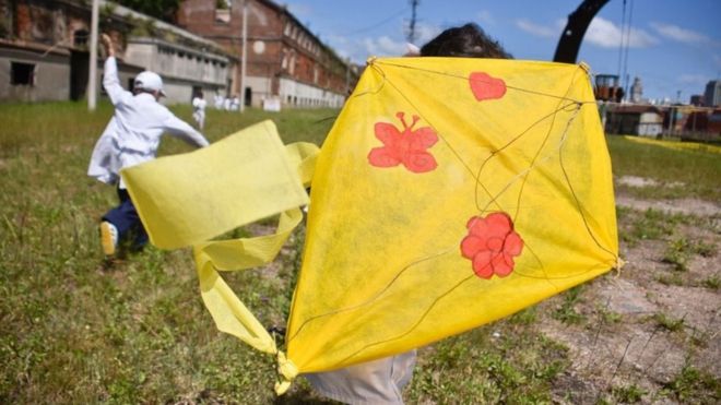 BBC: La historia de la maestra que prepara a sus alumnos “para la peor noticia”