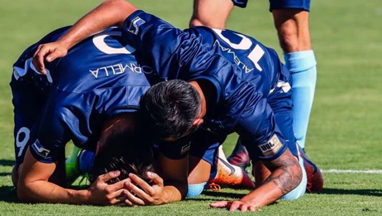 Su padre murió de cáncer, decidió jugar sin contarlo y su equipo lo supo al verlo romper en llanto tras marcar un gol (Video)