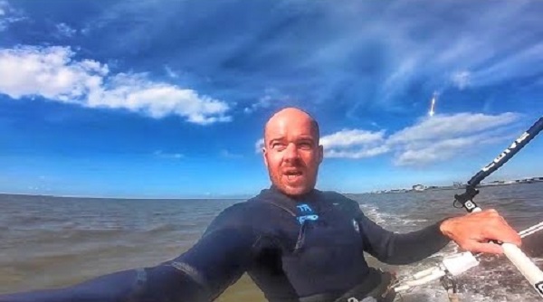 Capta un meteorito surcando los cielos mientras se graba haciendo kitesurf (video)