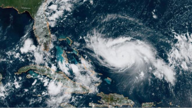 El huracán Dorian se ha intensificado y ya comienza a ser visible un "ojo" en el centro de la tormenta. Cortesía BBC Mundo.