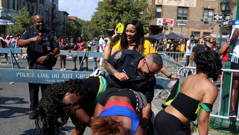 VIDEO VIRAL: Policías fueron filmados durante “perreo intenso” en un desfile en Nueva York 