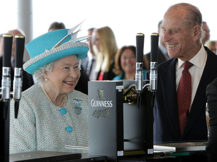 La reina Isabel II tuvo un bar en el palacio… ¡pero lo cerró porque el personal se emborrachaba!