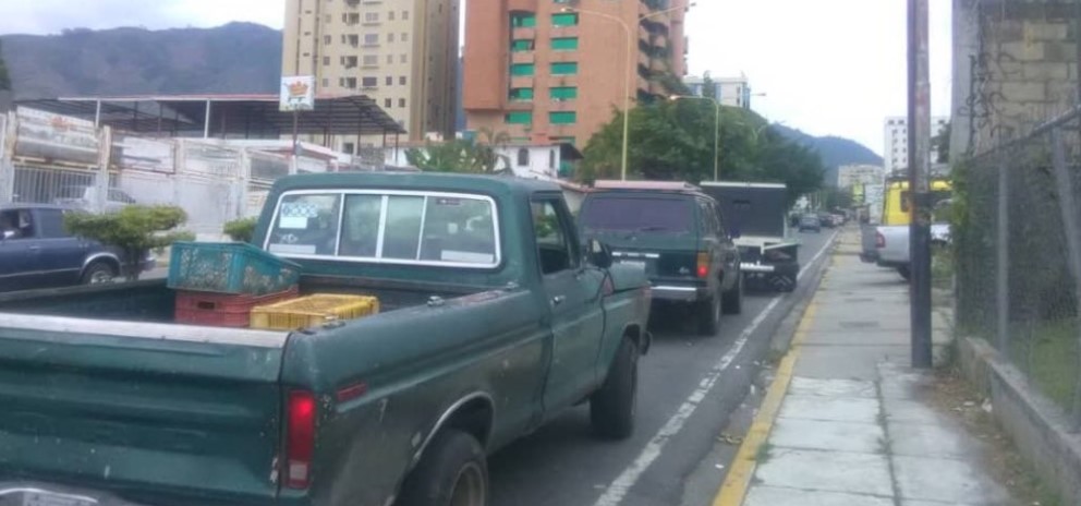 Larguísimas COLAS para echar gasolina en Valera este #2Sep (FOTOS)