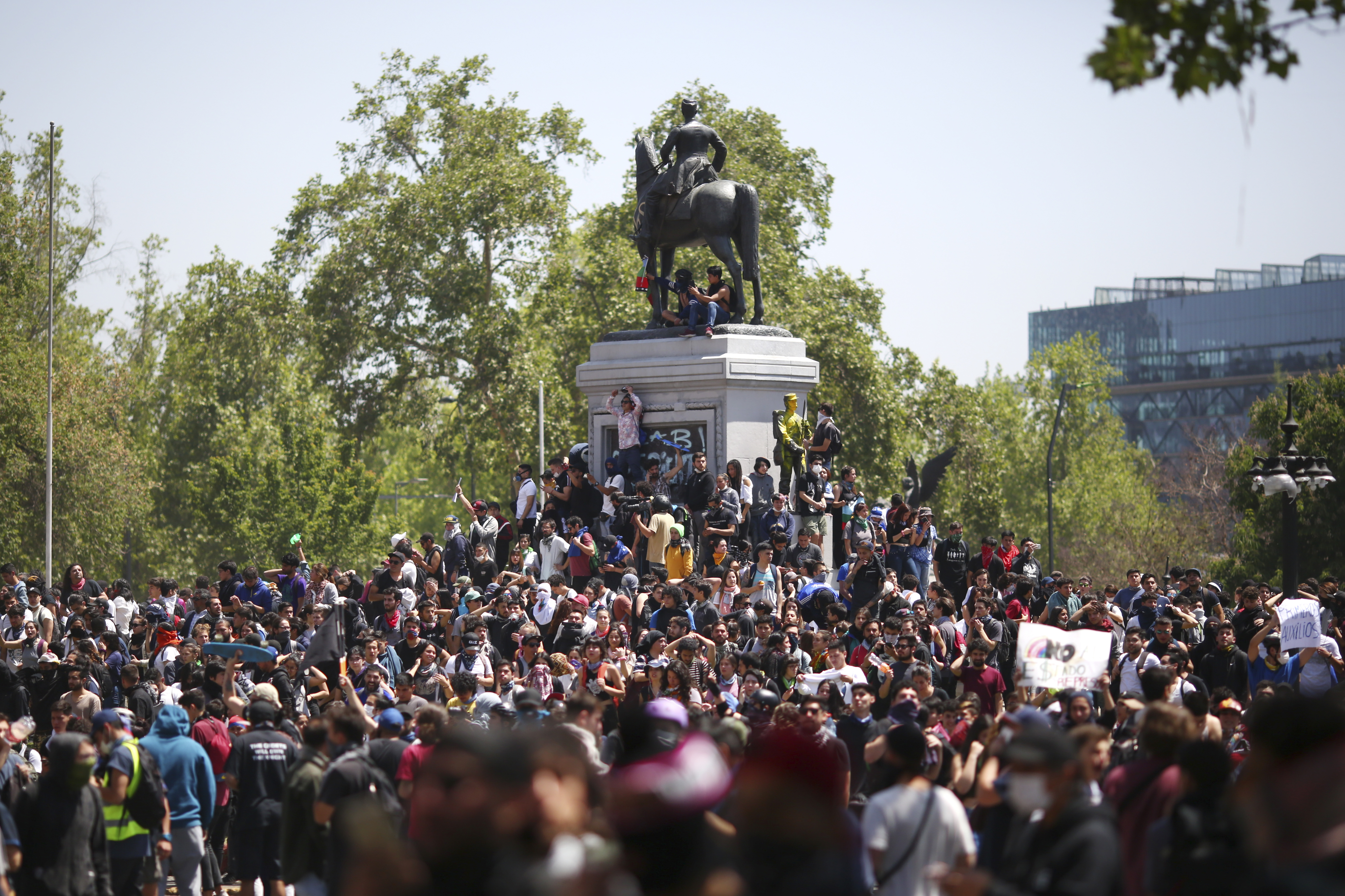 Miles de manifestantes copan el centro de Santiago en el cuarto día de protestas en Chile (VIDEO)