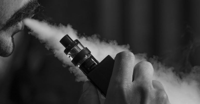 Vapores químicos y no lípidos son la causa del daño pulmonar por vapeo, según informe