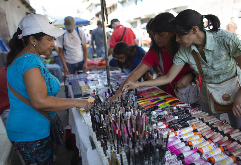 AP: Los maestros que no huyen de Venezuela buscan trabajos paralelos para sobrevivir (Fotos)