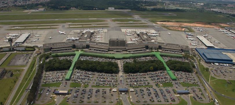 Condenan a línea aérea brasileña por dejar dormir a un niño solo en el aeropuerto