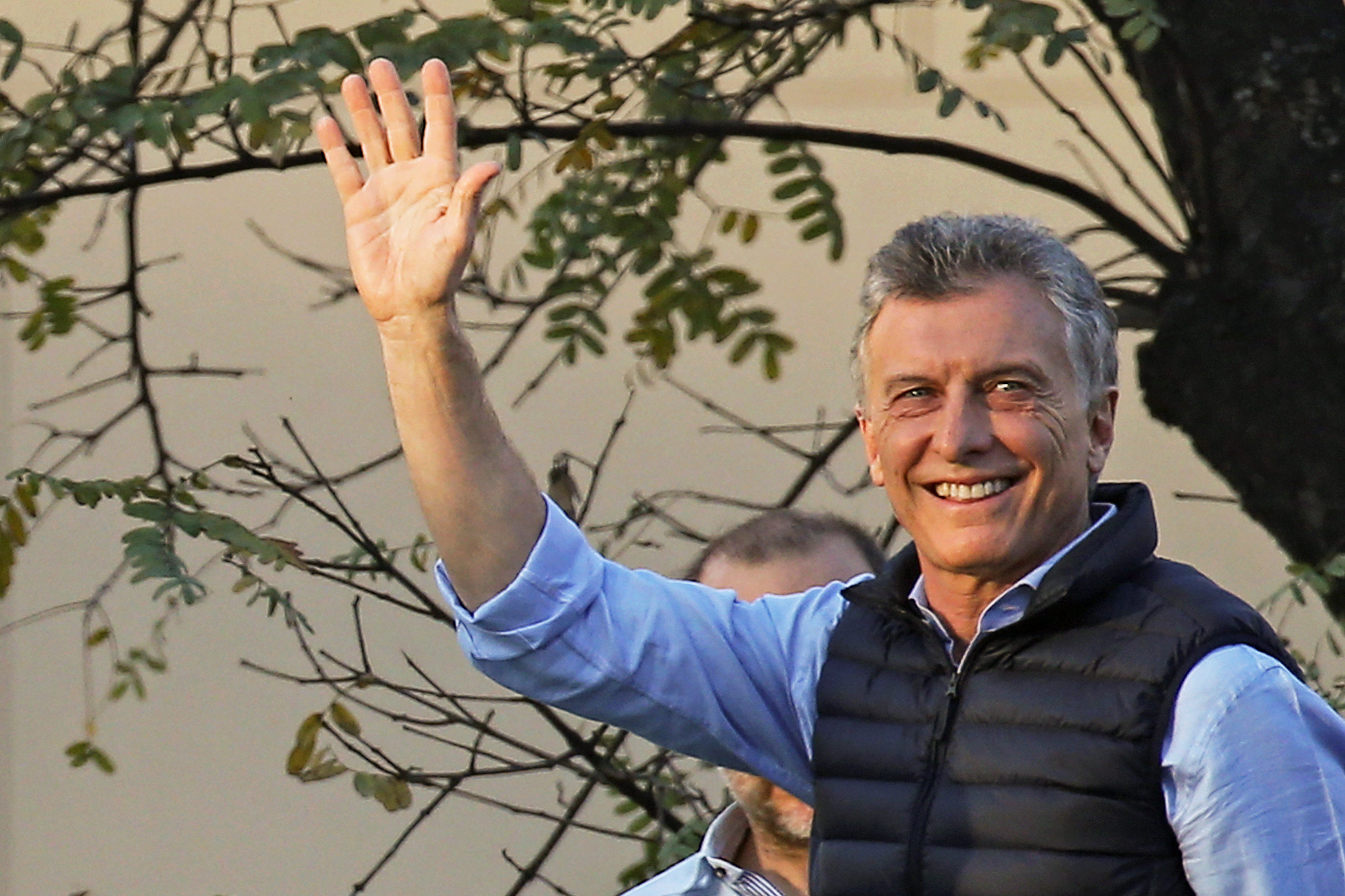 “¡Mi Cenicienta!”: Mauricio Macri besa los pies de una seguidora durante un mitin de campaña (Video)