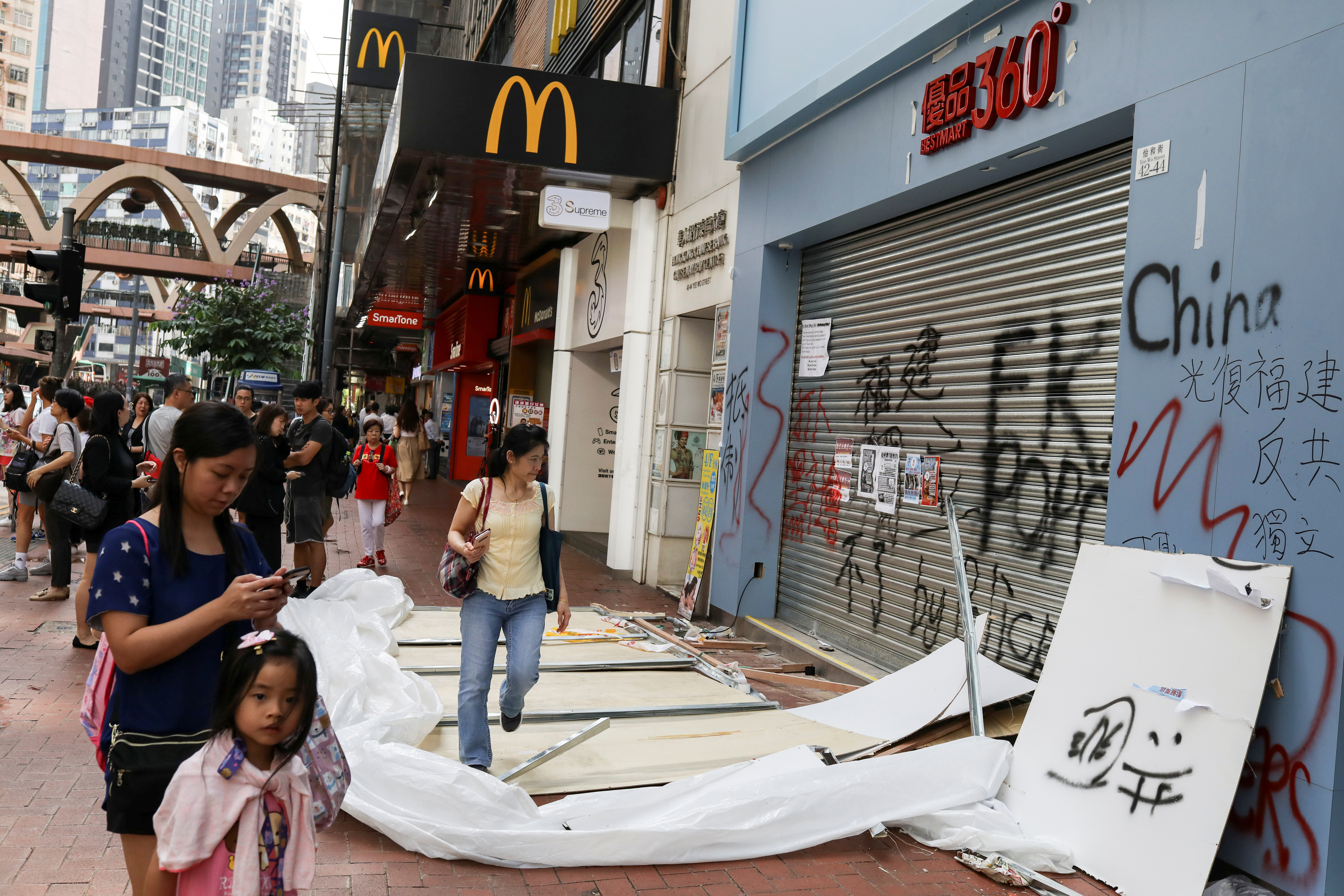 Los manifestantes de Hong Kong “celebran” Halloween con nuevas manifestaciones