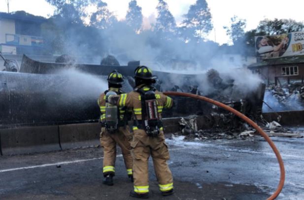 Terrible incendio de un camión de nafta en Bogotá dejó un herido (Video)