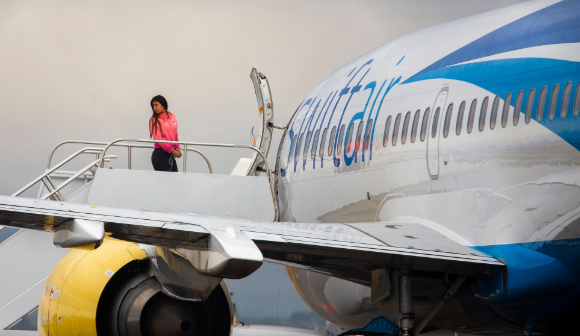 Mientras oraban para que el avión aterrizara, él pasó su trago amargo con un palito seco (VIDEO)