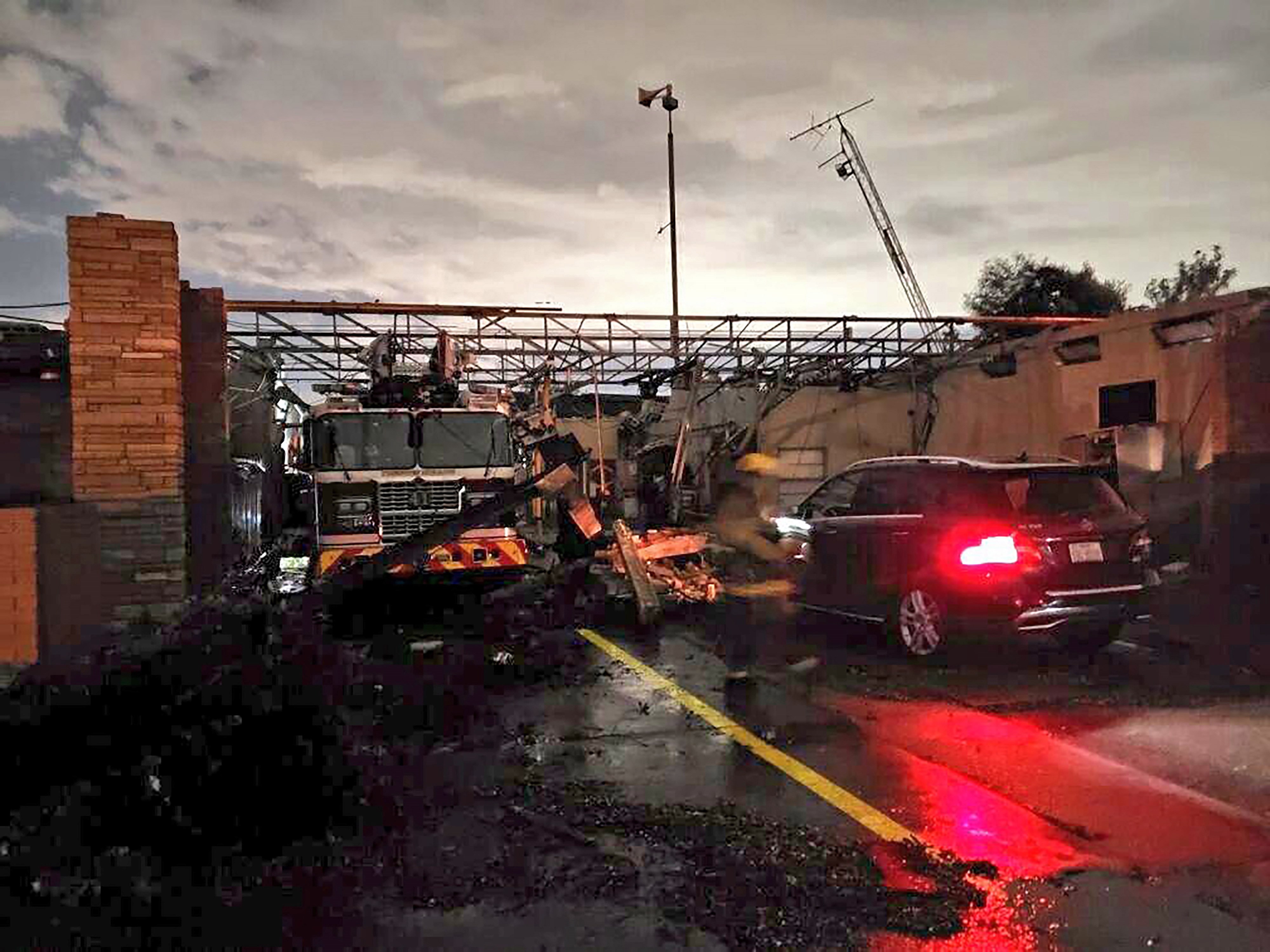 Tornado causa graves daños en Estados Unidos a su paso por Texas (Videos)