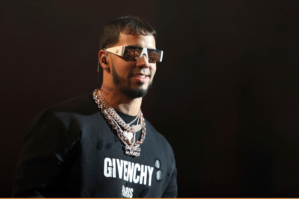 Así fue la reacción de Anuel al defender a un fanático que subió a la tarima (VIDEO)