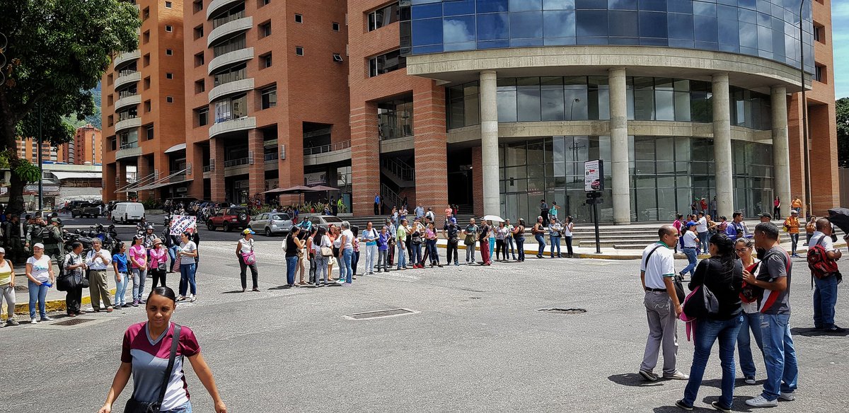 Docentes molestos trancaron la Rómulo Gallegos y exigieron mejoras salariales al régimen #3Oct (VIDEO)