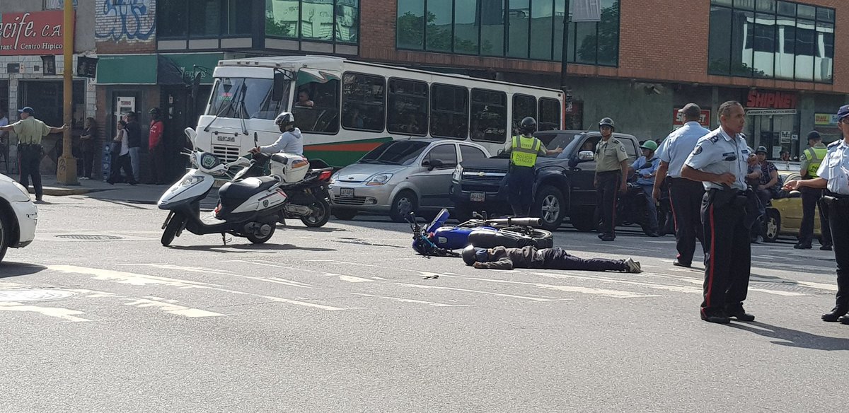 Moto-choros intentaron atracar a un PoliChacao y terminaron tiroteados #23Oct (FOTOS)