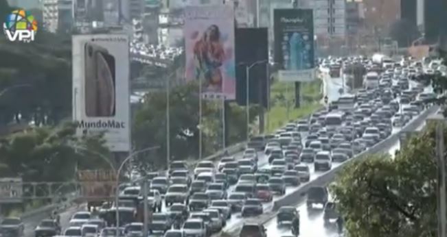 Reportan retraso vehicular en Las Mercedes tras fuerte lluvia este #30Oct