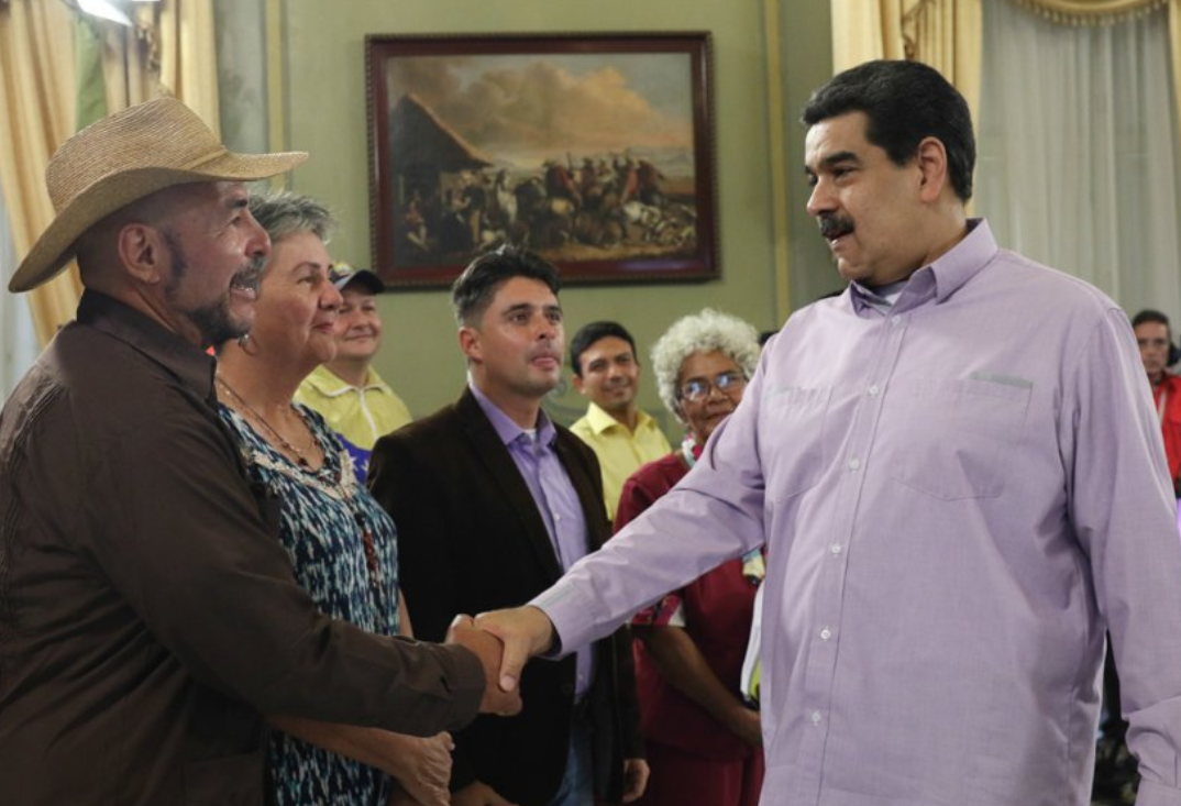 Maduro espera que los venezolanos compren los “regalitos” de diciembre con petros