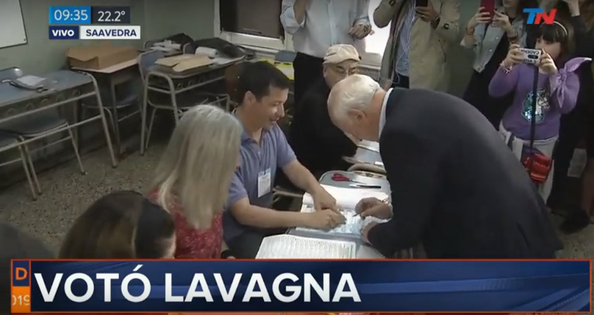 Candidato Roberto Lavagna ejerció su derecho al voto en Argentina