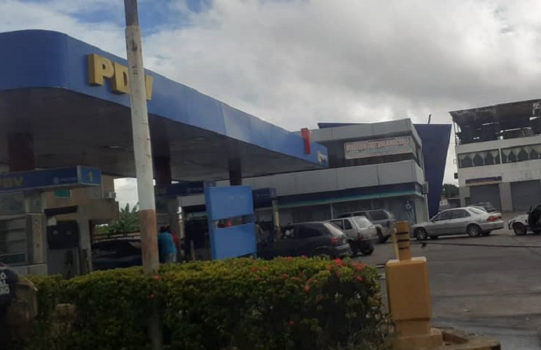 Ciudad Bolívar paralizada ante las largas colas por gasolina #14Oct