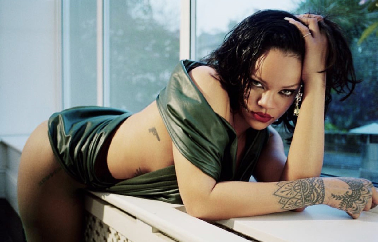 VIDEO HOT: Rihanna mostró sus carnosas curvas con este bikini