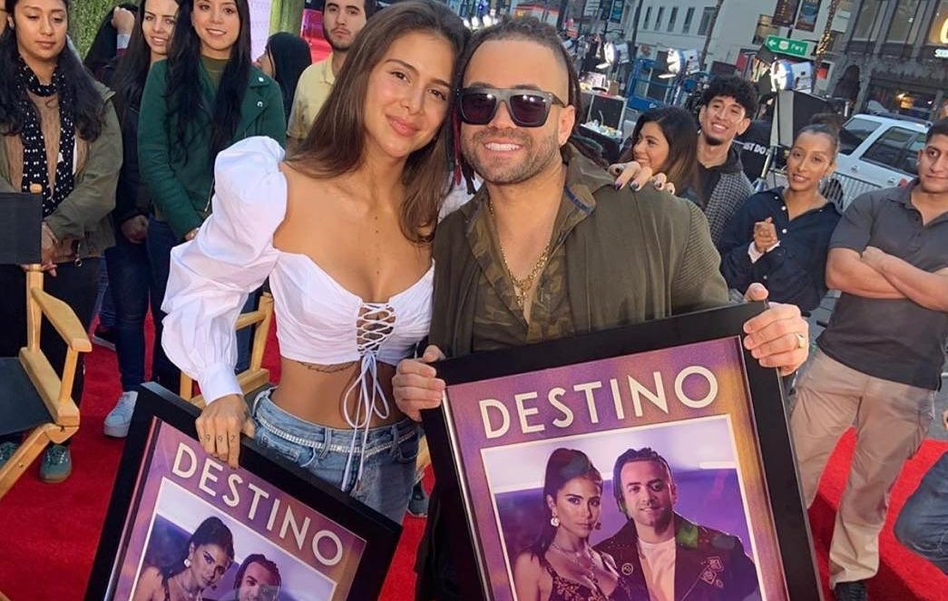 Gracias al “Destino” Nacho y Greeicy ganan disco de PLATINO (VIDEO)