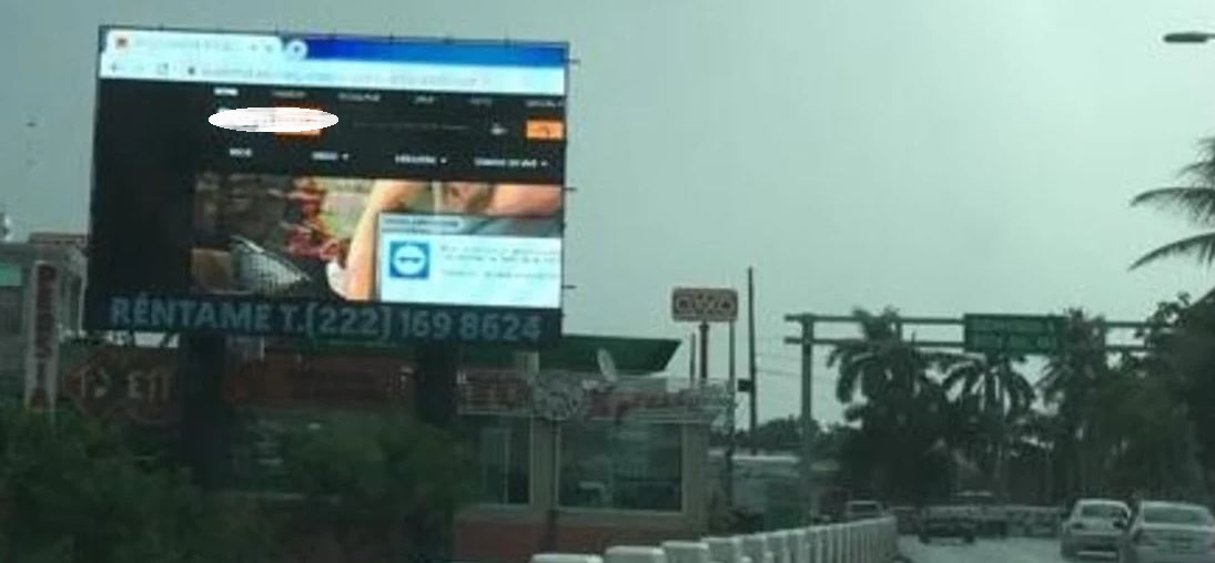 ¡En plena luz del día! Hackers acceden a un cartel publicitario y proyectan porno en él