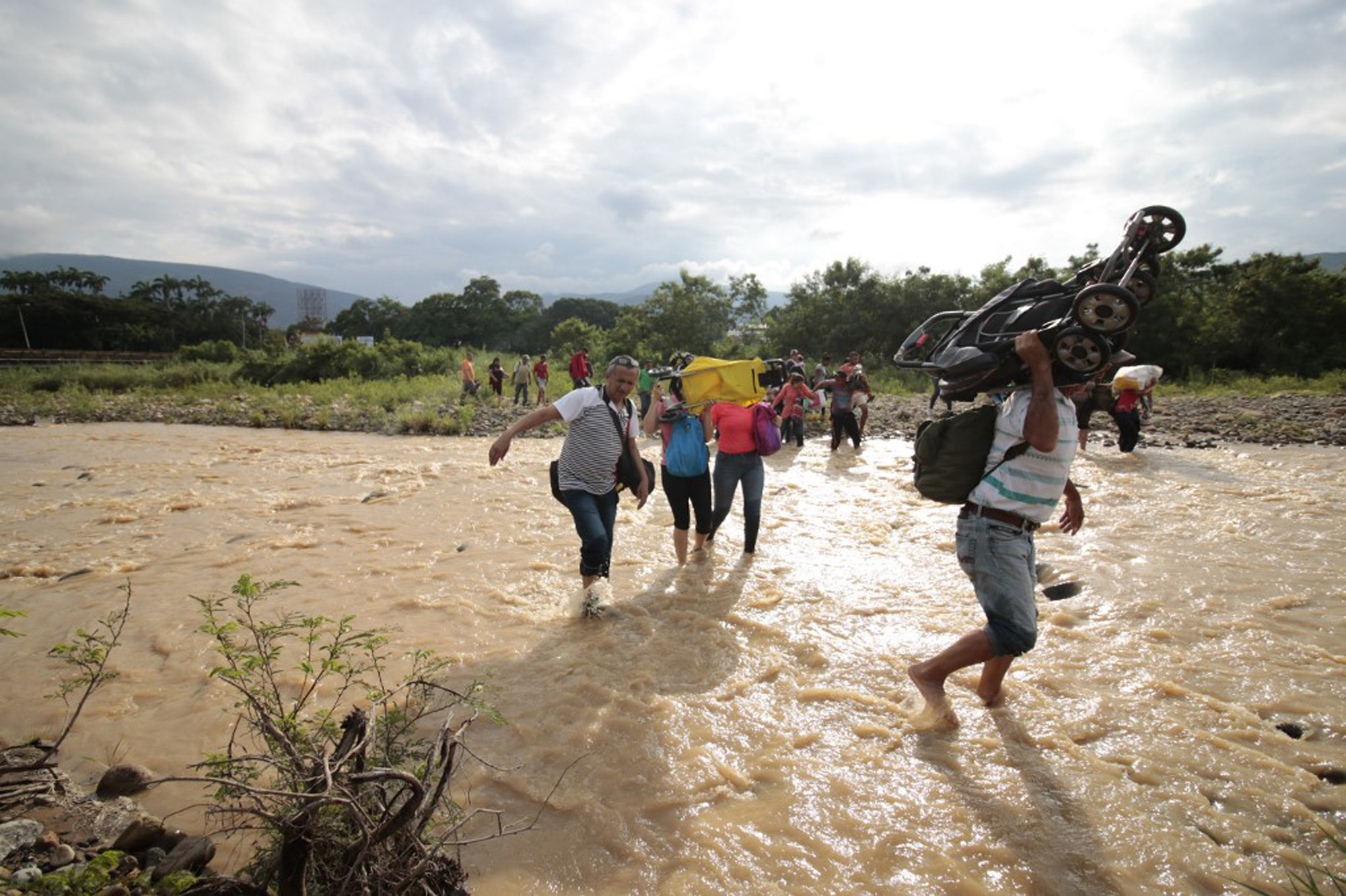 Colombia militariza frontera con Venezuela para controlar las trochas