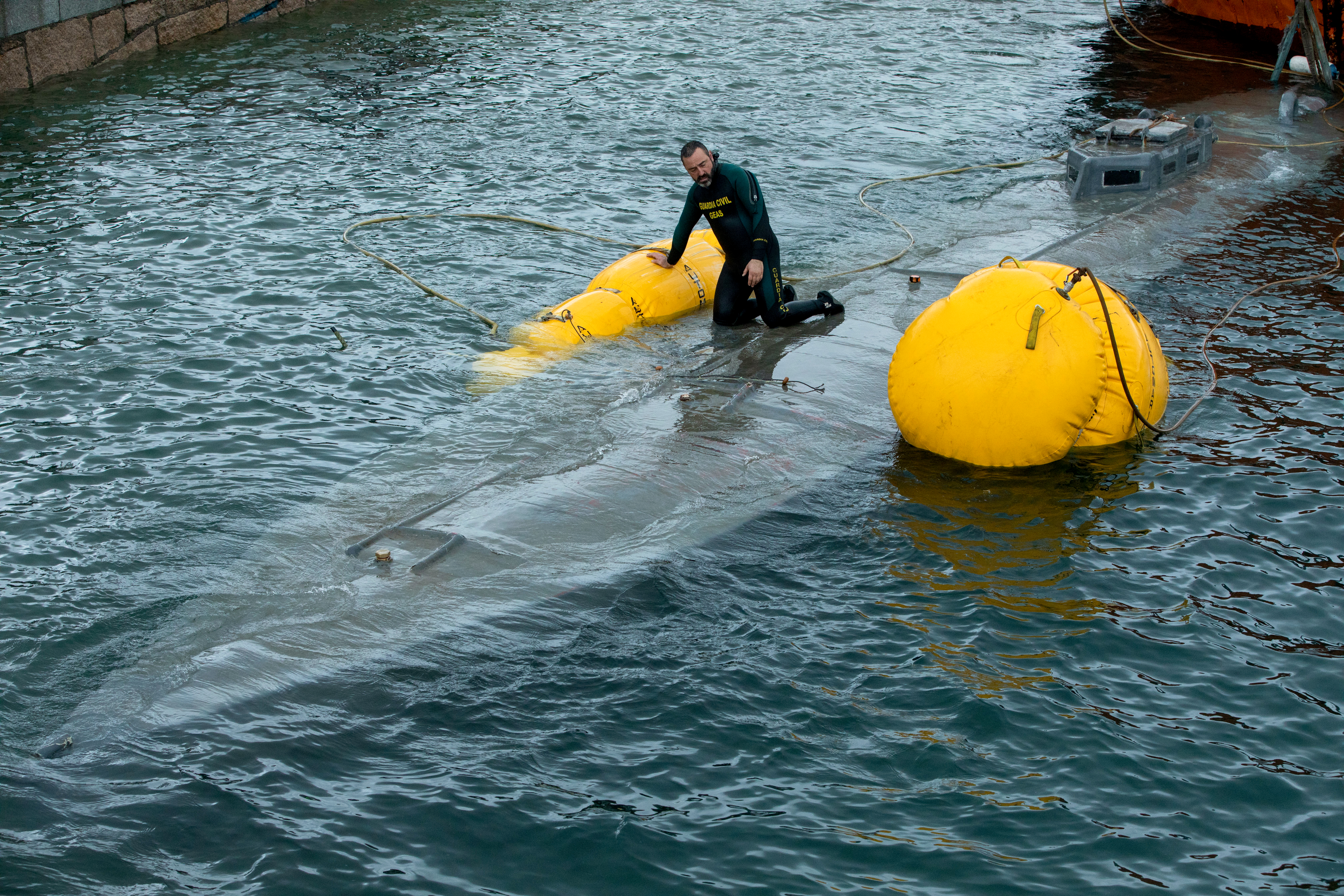 El narcosubmarino se hundió mientras era remolcado hacia un puerto de España (Fotos)