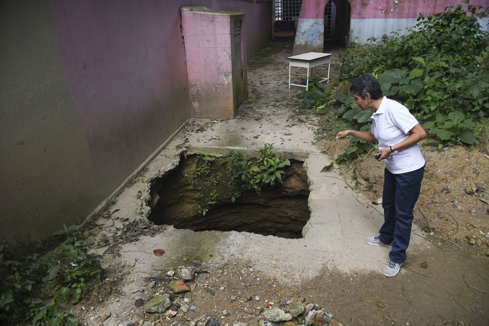 Las escuelas devastadas de Venezuela carecen de comida, libros y estudiantes (Fotos)