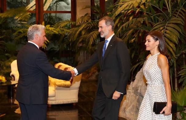 Díaz Canel da la bienvenida a los reyes de España durante una ofrenda a José Martí