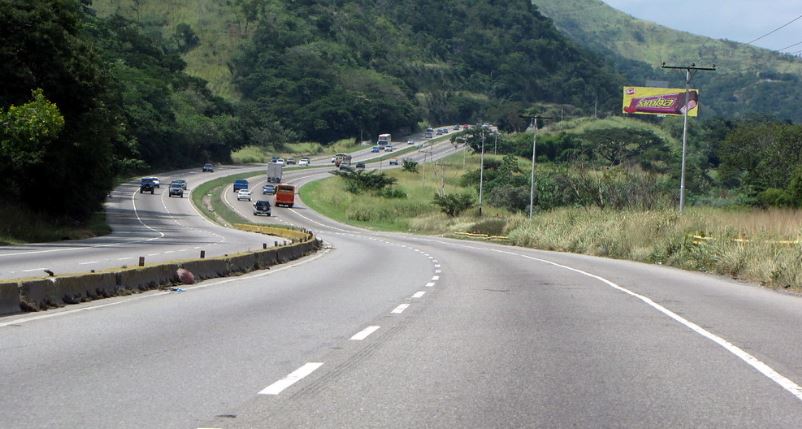 Un camión botó la carga que trasladaba en la Autopista Regional del Centro (Foto)