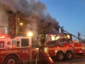 Detienen a bombero latino por sofocar a su novia en El Bronx