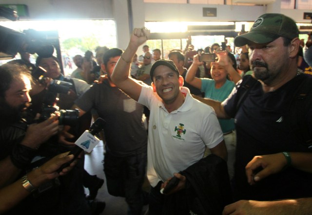 El líder opositor de la región de Santa Cruz, Luis Fernando Camacho, hace un gesto antes de abordar un avión a La Paz, en el aeropuerto Viru Viru en Santa Cruz, el 6 de noviembre de 2019. - Camacho, un opositor principal del presidente boliviano Evo Morales, prometió el miércoles entregarle un carta de renuncia para firmar, aumentando la presión sobre el líder izquierdista sobre las afirmaciones de que manipuló su reelección. (Foto por DANIEL WALKER / AFP)