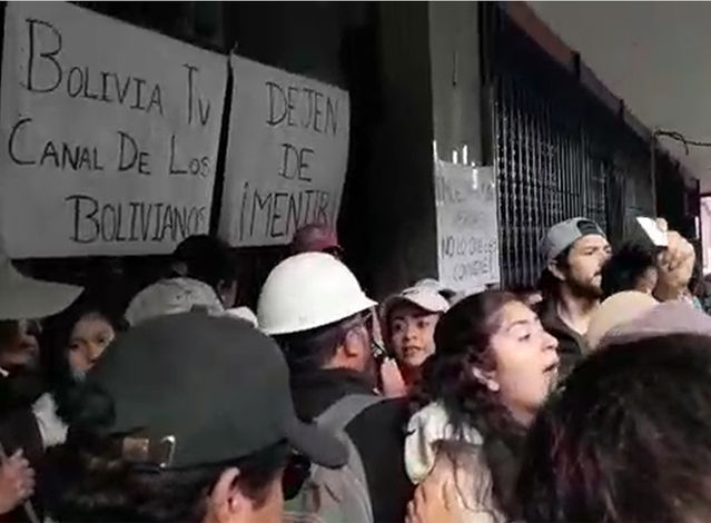 Manifestantes ocupan medios estatales y desalojan a empleados en Bolivia