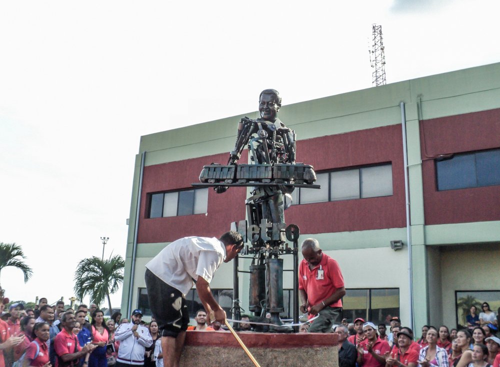 ¡INCREÍBLE! Sustituyeron estatua de La Chinita por una de un Chávez “Terminator” (Foto de ESPANTO) 