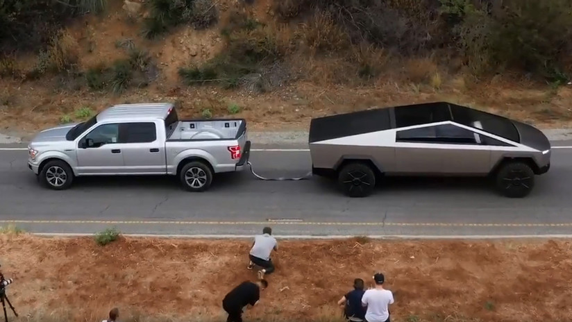 ¿Quién ganará? Elon Musk mostró su “Cybertruck” compitiendo a la soga con el auto más vendido del mundo (VIDEO)