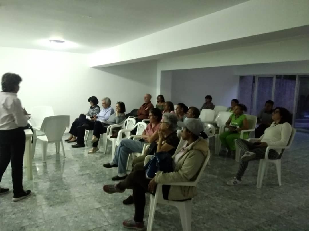 Vecinos del este de Caracas realizan charlas sobre peligros del censo de vivienda