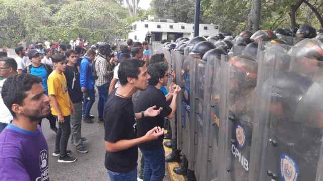 Estudiantes de la UCV confrontan a militares venezolanos. Fotos: @jacksonvodopija